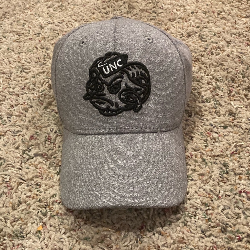 UNC TAR-HEELS TOP OF THE WORLD FITTED HAT